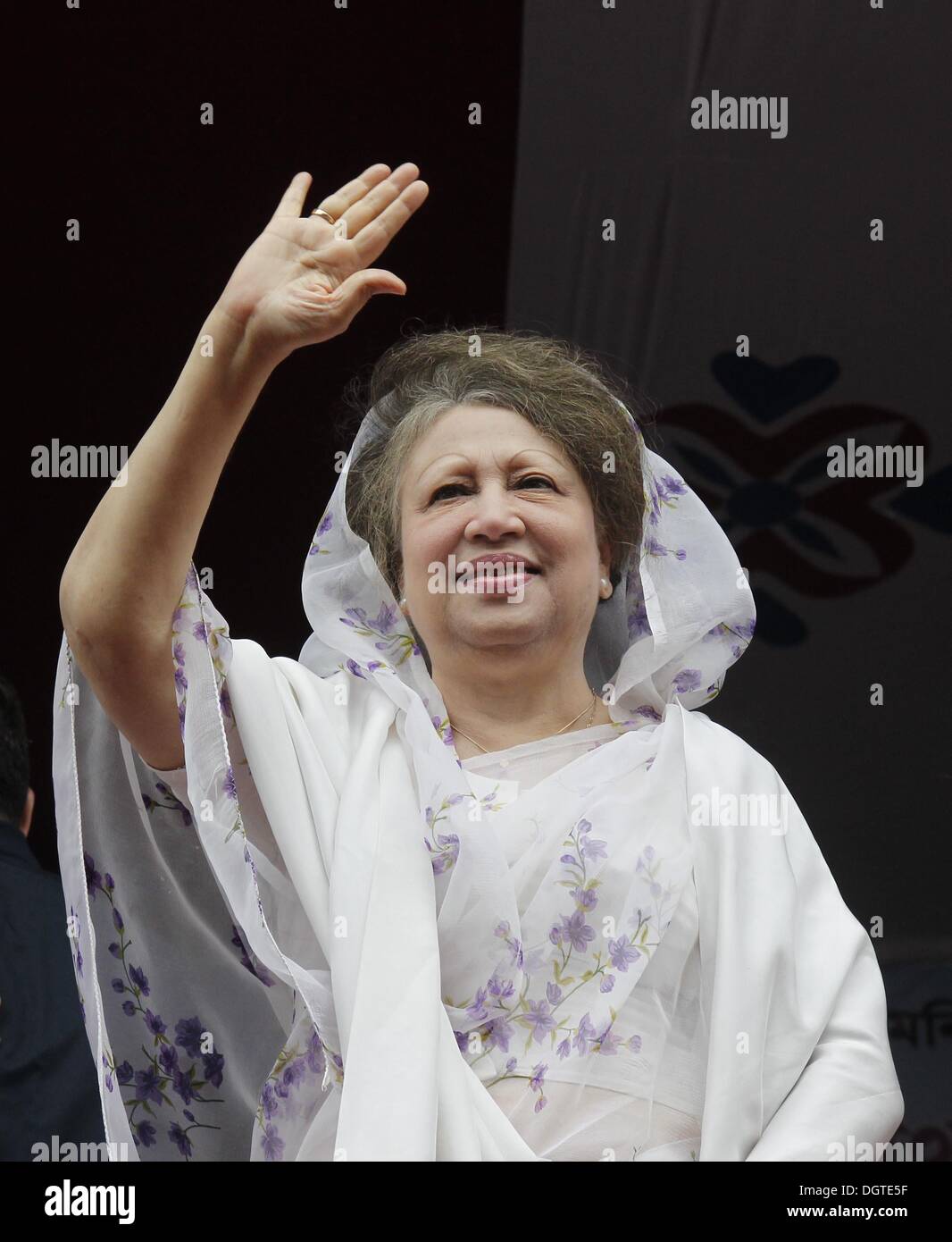 Dhaka, Bangladesh. 25 octobre, 2013. Parti nationaliste du Bangladesh (BNP) président, chef de l'opposition, et deux fois ex-premier ministre, Khaleda Zia, les vagues lors d'un rassemblement organisé par la BNP-led 18-alliance Parti à Dhaka le 25 octobre, 2013 Dhaka, Bangladesh trois manifestants ont été tués à travers le Bangladesh et plus de 100 000 militants de l'opposition se sont rassemblés dans la capitale, Dhaka, d'exiger que le Premier Ministre Sheikh Hasina de fumer et de l'ordre dans le cadre de sondages d'un gouvernement intérimaire. STR ©Monirul Alam Monirul Alam : Crédit/ZUMAPRESS.com/Alamy Live News Banque D'Images