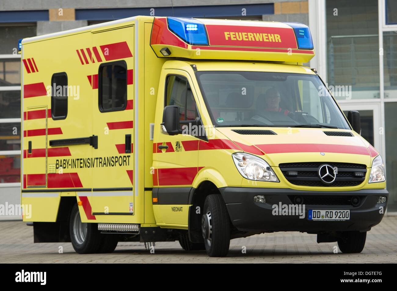 Dresde, Allemagne. 21 Oct, 2013. Le nouveau bébé de soins intensifs véhicule à Dresde, Allemagne, 21 octobre 2013. Le nouveau véhicule d'urgence offre la possibilité de transporter des nouveau-nés dans un incubateur. Photo : Sebastian Kahnert/ZB/dpa/Alamy Live News Banque D'Images