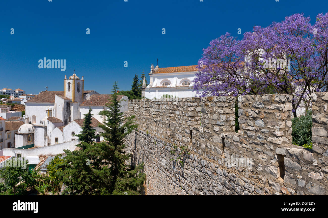 Le Portugal, l'Algarve, le château de Tavira et églises Banque D'Images
