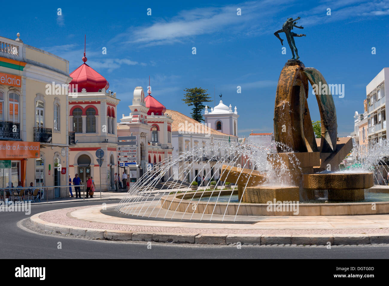Le Portugal, l'Algarve, à Albufeira centre ville, la fontaine rond-point avec la sculpture moderne Banque D'Images
