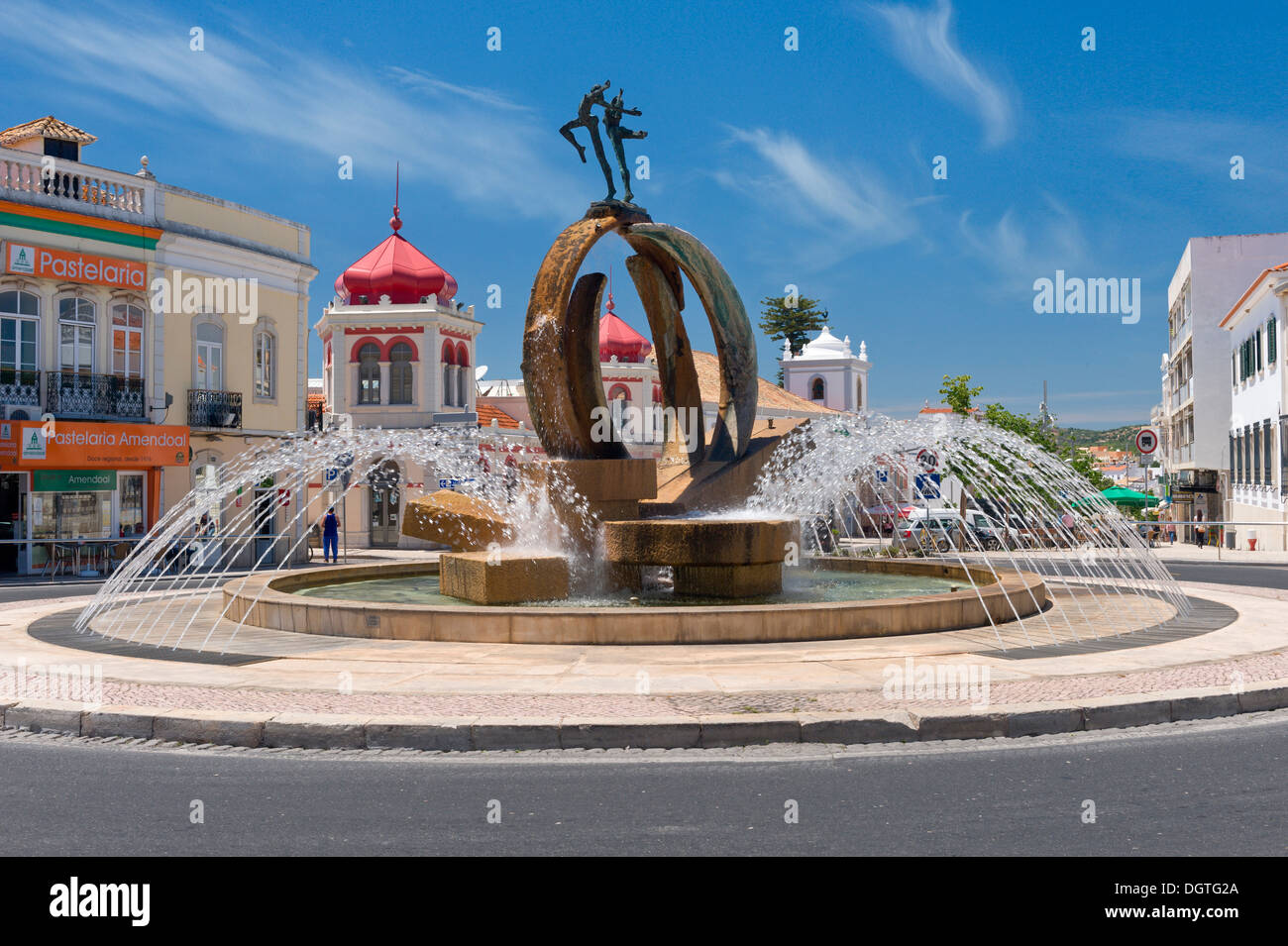 Le Portugal, l'Algarve, à Albufeira centre ville, la fontaine rond-point avec la sculpture moderne Banque D'Images