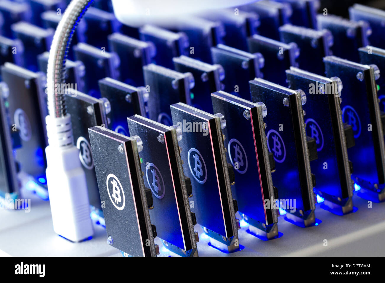 Les périphériques USB minière Bitcoin dans une rangée avec de petits ventilateurs. Banque D'Images