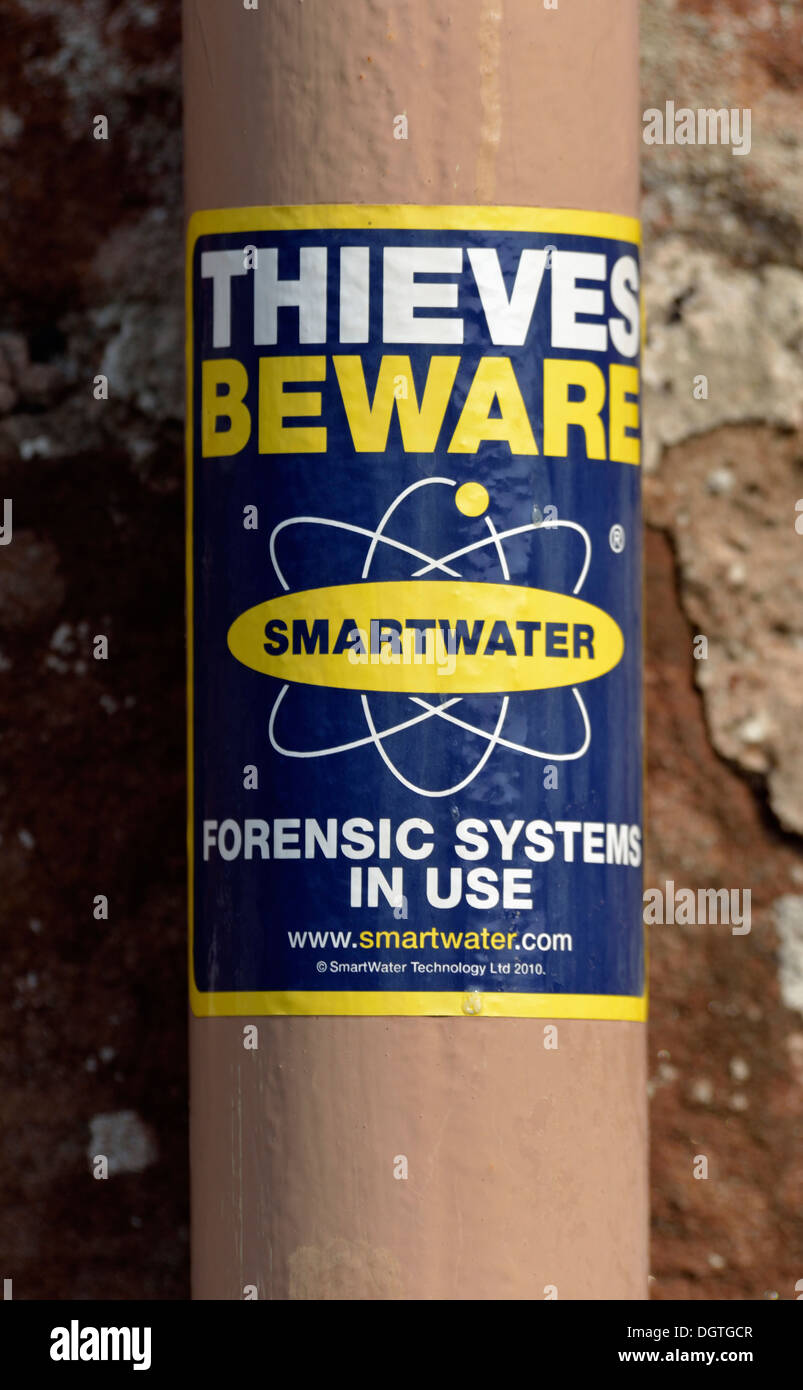 Système judiciaire Smartwater sur gouttière. Eglise de Saint Cuthbert. Edenhall, Cumbria, Angleterre, Royaume-Uni, Europe. Banque D'Images