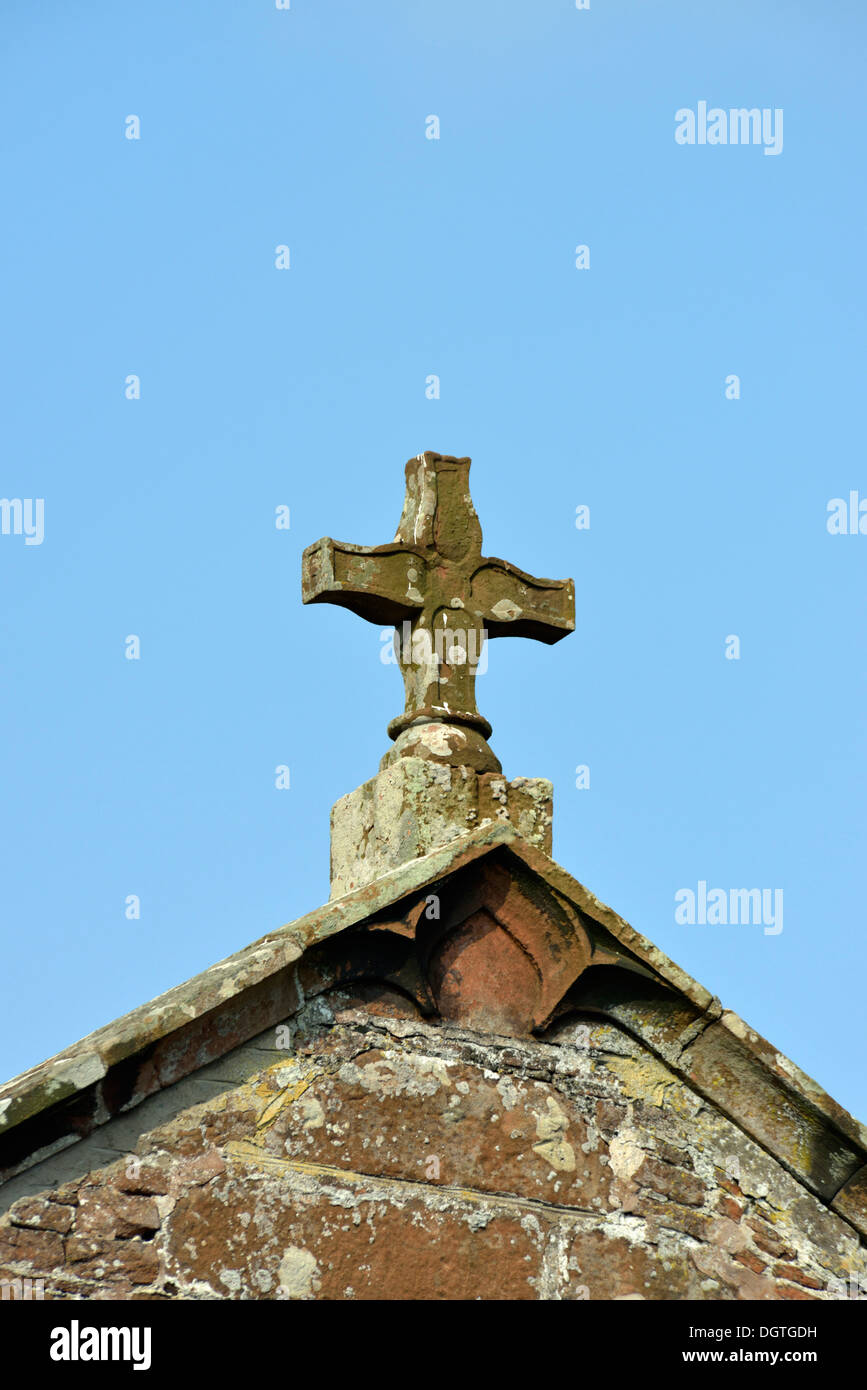 Croix de pierre ornementale sur toit. Eglise de Saint Cuthbert. Edenhall, Cumbria, Angleterre, Royaume-Uni, Europe. Banque D'Images