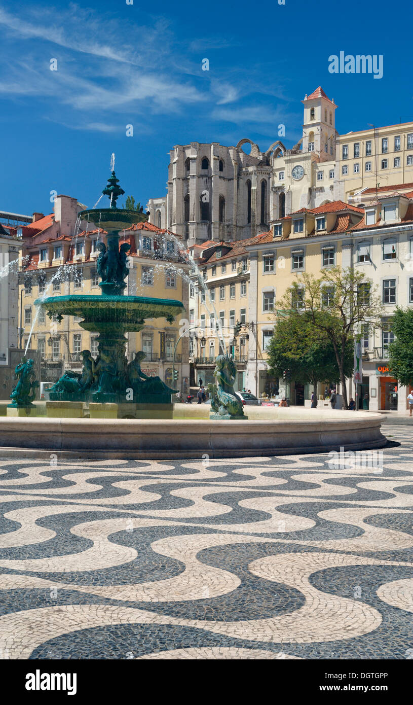 Portugal, Lisbonne, fontaine baroque sur la place Rossio et le monastère Do Carmo ruine derrière Banque D'Images