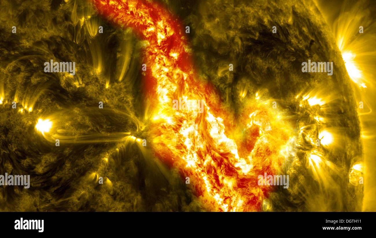 Un filament magnétique géant de matière solaire éclate sur le Soleil Le 29 septembre 2013. Les 200 000 km de long filament a soufflé sur l'atmosphère du soleil, la couronne, laissant derrière ce qui ressemble à un canyon d'incendie. Les traces du canyon le canal où l'intensité des champs magnétiques a tenu le filament en altitude avant l'explosion. L'image a été publiée par la NASA le 25 octobre 2013. Banque D'Images