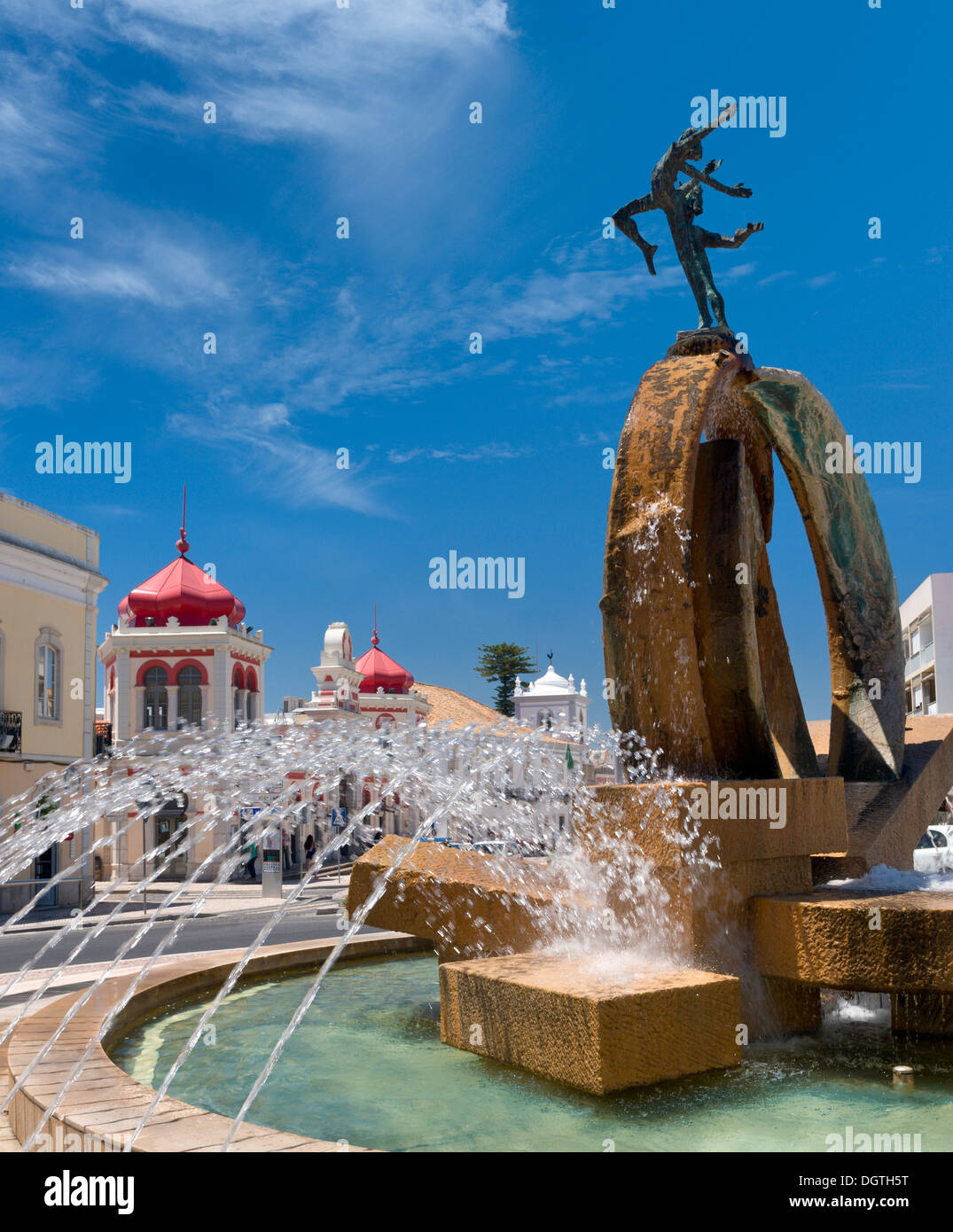 Le Portugal, l'Algarve, à Albufeira centre ville, la fontaine rond-point avec la sculpture moderne Banque D'Images