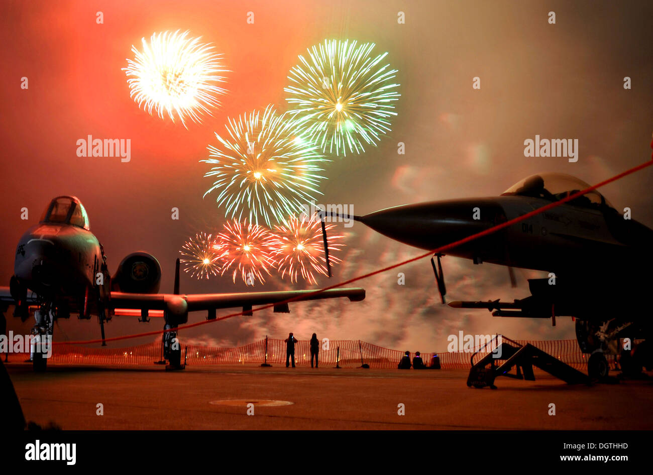 Feux d'artifice explosent dans le ciel derrière un U.S. Air Force A-10 Thunderbolt II et un F-16 Fighting Falcon aéronefs pendant le Festival de la liberté de célébrer le Jour de l'indépendance de l'Amérique le 4 juillet 2013, à la base aérienne Osan, en Corée du Sud. Banque D'Images