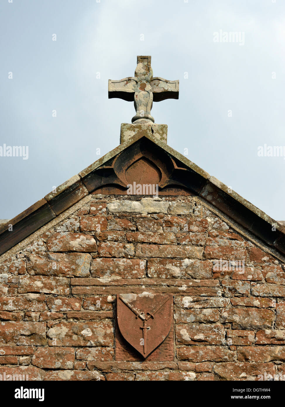 Pignon avec croix et bouclier. Eglise de Saint Cuthbert. Edenhall, Cumbria, Angleterre, Royaume-Uni, Europe. Banque D'Images