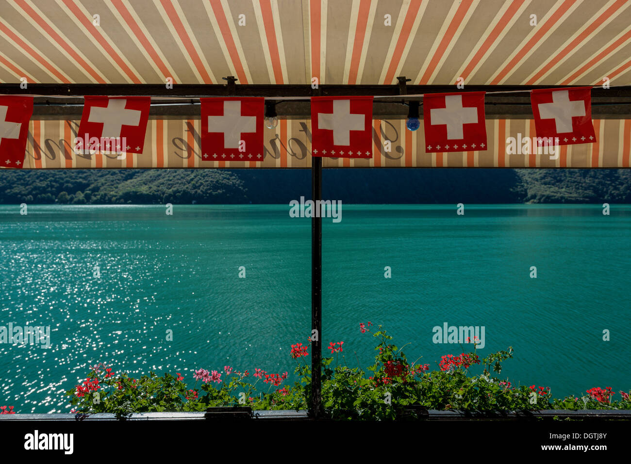 Le lac de Lugano vue sous un auvent restaurant. Tessin, Suisse Banque D'Images