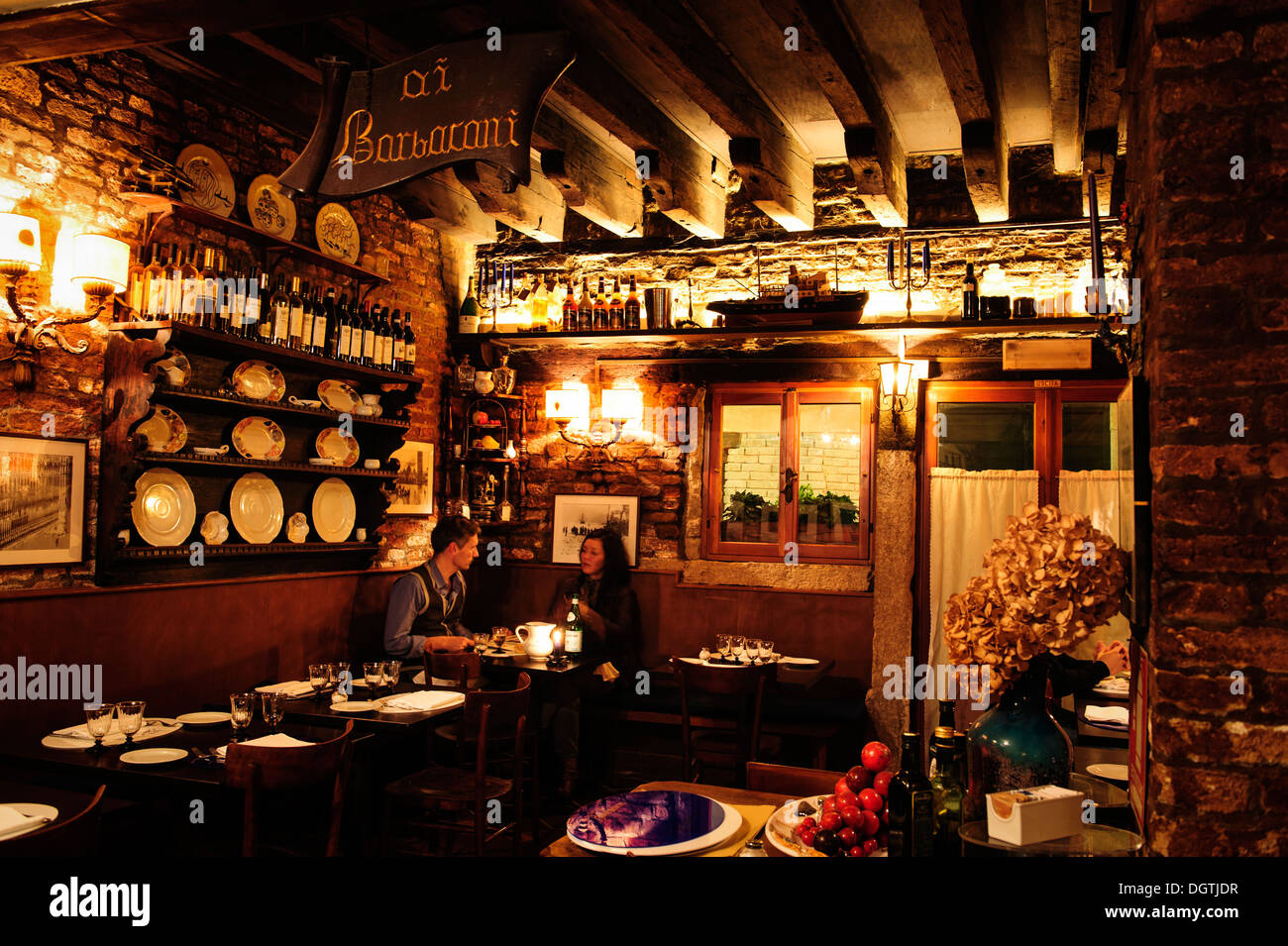 Diners de manger au Restaurant Ai Barbacani à Venise, Italie. Banque D'Images