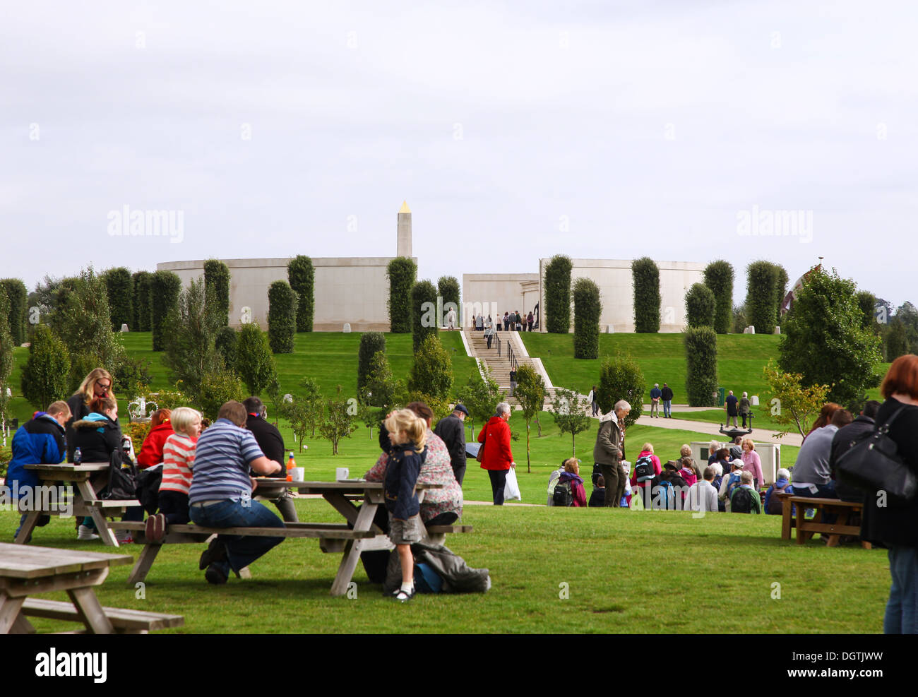 Les personnes ayant des boissons et de manger à l'extérieur au café au Mémorial des Forces armées au National Memorial Arboretum, Alrewas, près de Lichfield,UK Banque D'Images