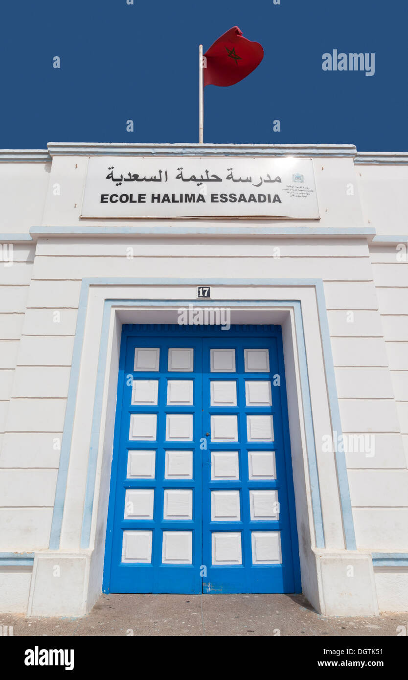 Ecole Halima Saidia sur la Plaza de Espana à la ville de Sidi Ifni, côte atlantique du Maroc Banque D'Images