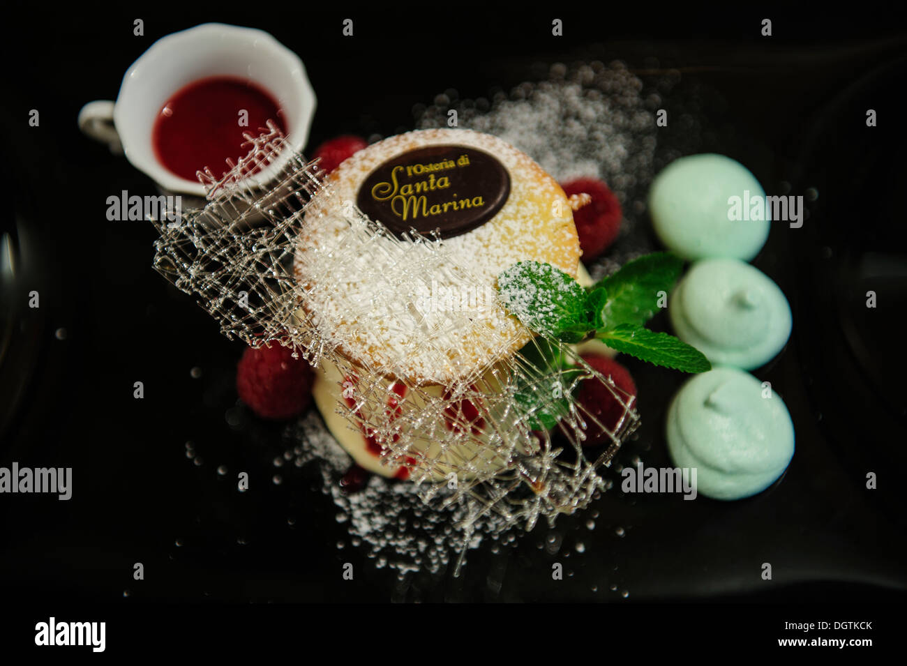 La crème chantilly, mascarpone cake aux framboises , Osteria di Santa Marina, Venise, Italie. Banque D'Images