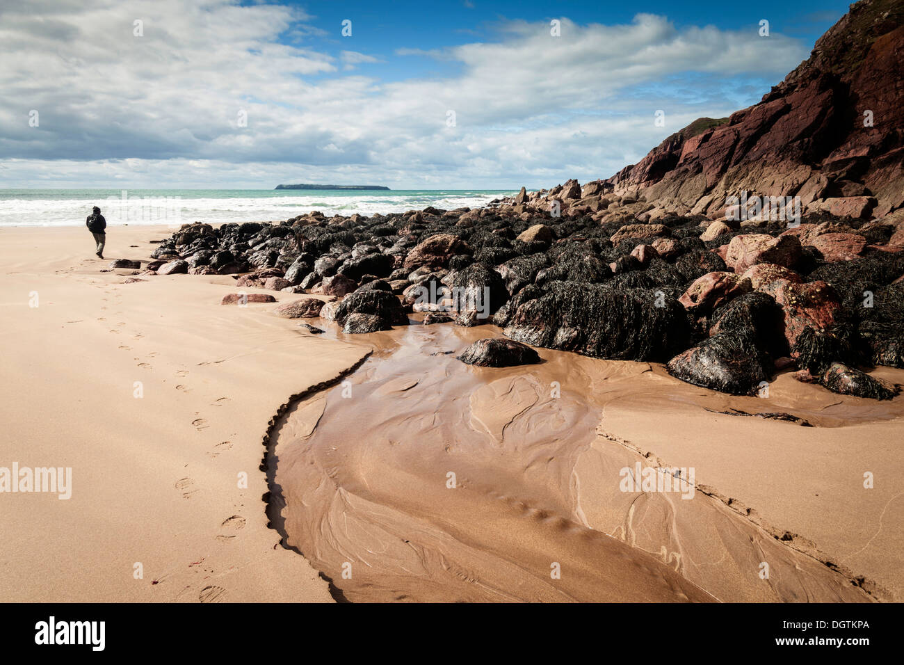 Figure solitaire sur plage de West Bay, Pembrokeshire Dale Banque D'Images