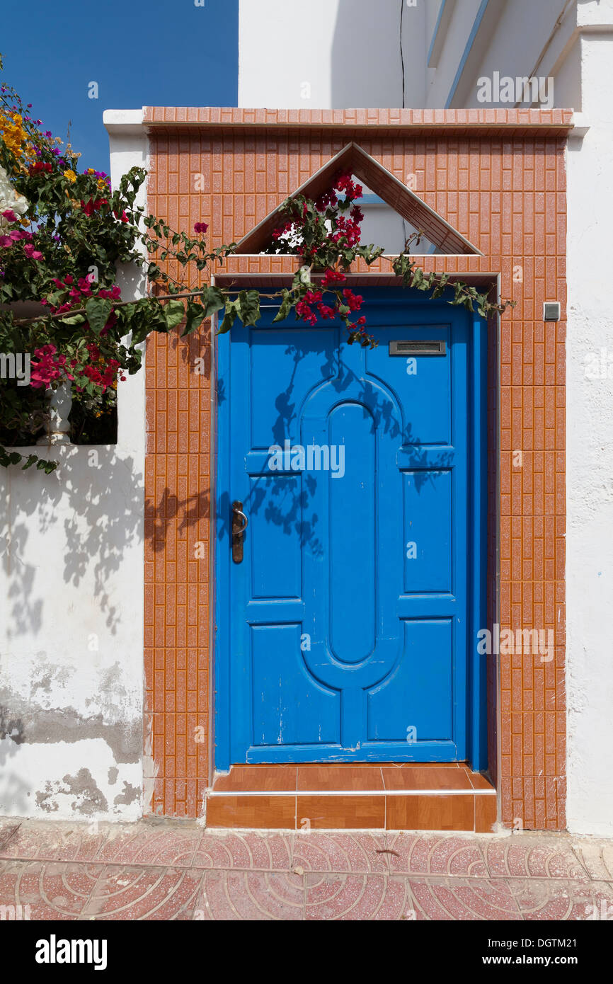Porte Bleue de chambre dans la Plaza de Espana à la ville de Sidi Ifni, côte atlantique du Maroc Banque D'Images