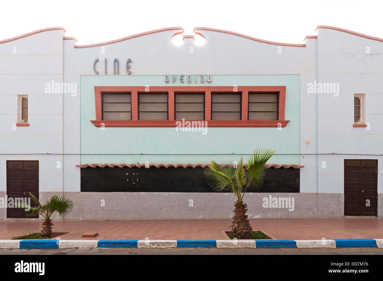 Cinéma de style Art Déco situé sur la Plaza de Espana à la ville de Sidi Ifni, côte atlantique du Maroc Banque D'Images