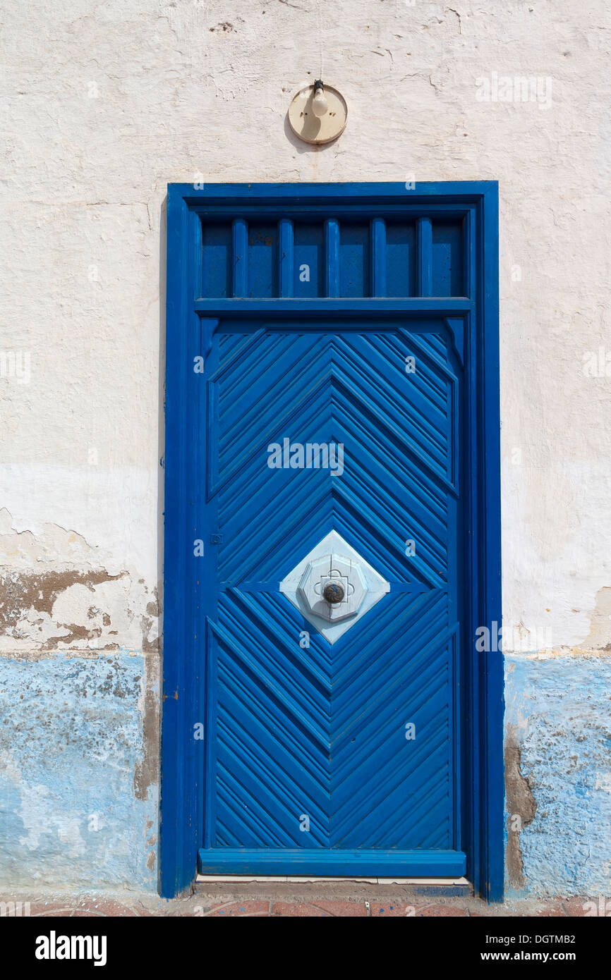 Mur peint en bleu porte sur la Plaza de Espana à la ville de Sidi Ifni, côte atlantique du Maroc Banque D'Images