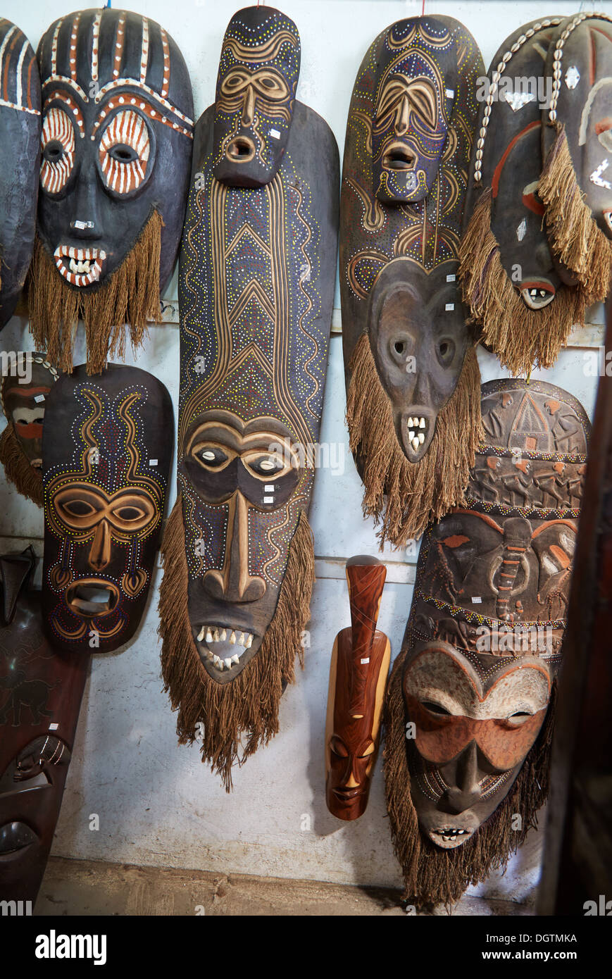 Certains masques tribaux africains avec les dents d'os dans un point de vente au détail tourisme Kenya Mombasa Banque D'Images