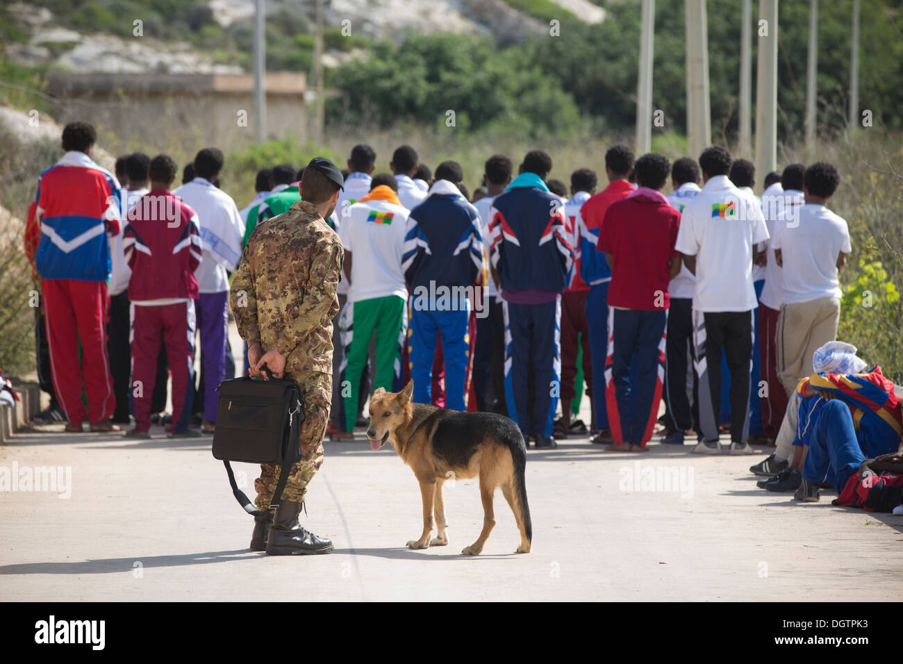 Les migrants érythréens sauvé de la mer près de Lampedusa, l'Italie se rassemblent pour la prière pour perdu des proches au cours d'une protestation silencieuse. Banque D'Images