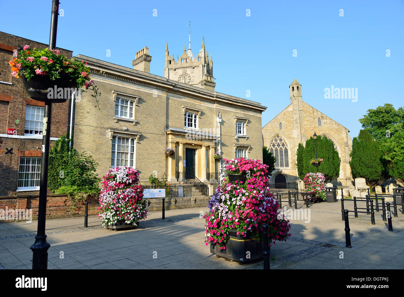 L'Wisbech & Musée Fenland et l'église Saint Pierre, la Place du Musée, Wisbech, Cambridgeshire, Angleterre, Royaume-Uni Banque D'Images