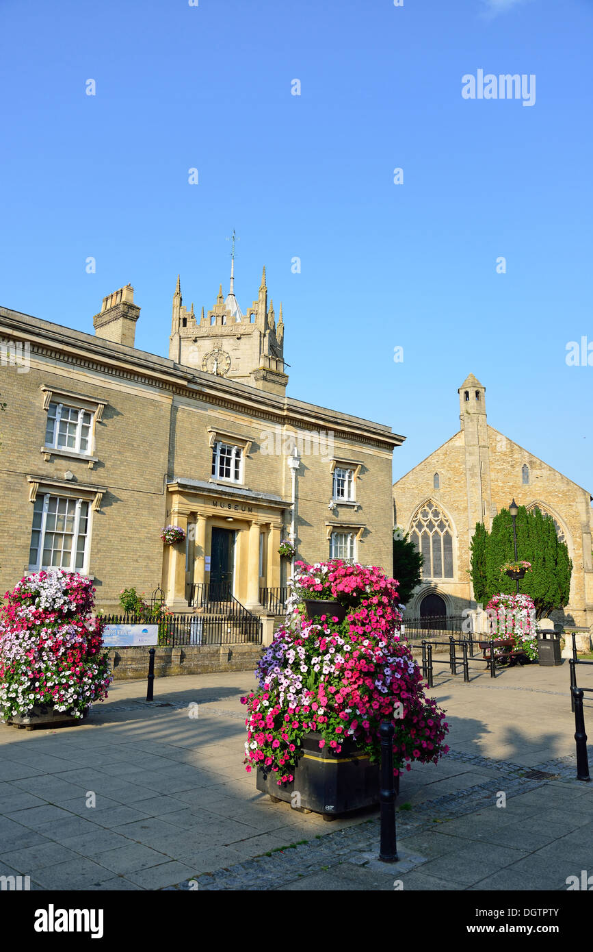L'Wisbech & Musée Fenland et l'église Saint Pierre, la Place du Musée, Wisbech, Cambridgeshire, Angleterre, Royaume-Uni Banque D'Images