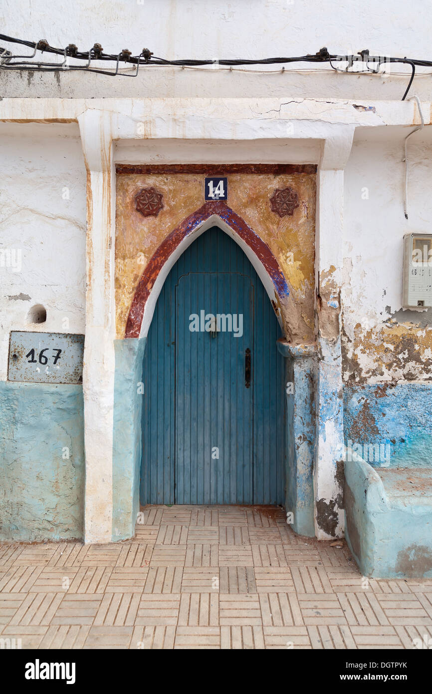 Porte dans la Plaza de Espana à la ville de Sidi Ifni, côte atlantique du Maroc Banque D'Images