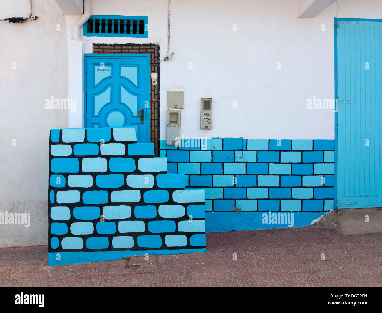 Porte bleue et de murs décorés à la Plaza de Espana à la ville de Sidi Ifni, côte atlantique du Maroc Banque D'Images