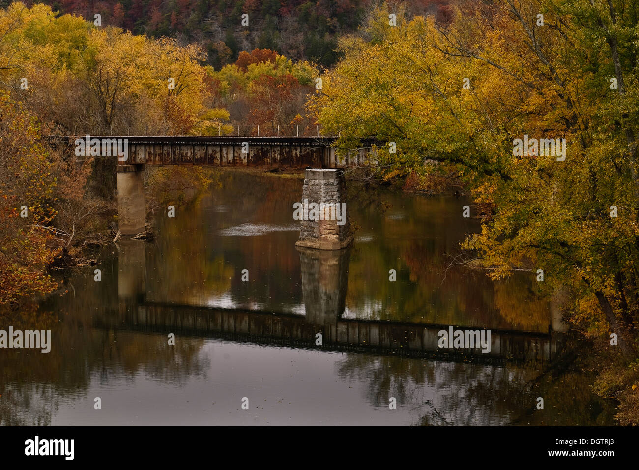 Pont et réflexions d'automne sur la rivière harpeth Banque D'Images