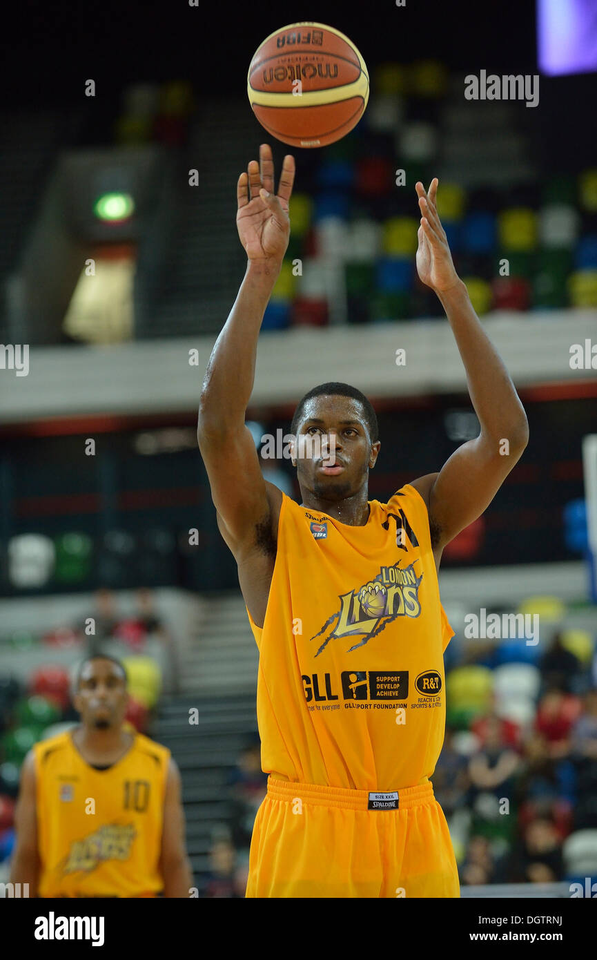 Londres, Angleterre. Lions Lions Matthieu Bryan-Amaning [21] d'un coup franc pendant le match de championnat BBL entre Londres et le Plymouth Lions Famille fort cuivre Arena, London. Crédit : Stephen Bartholomew/Alamy Live News Banque D'Images