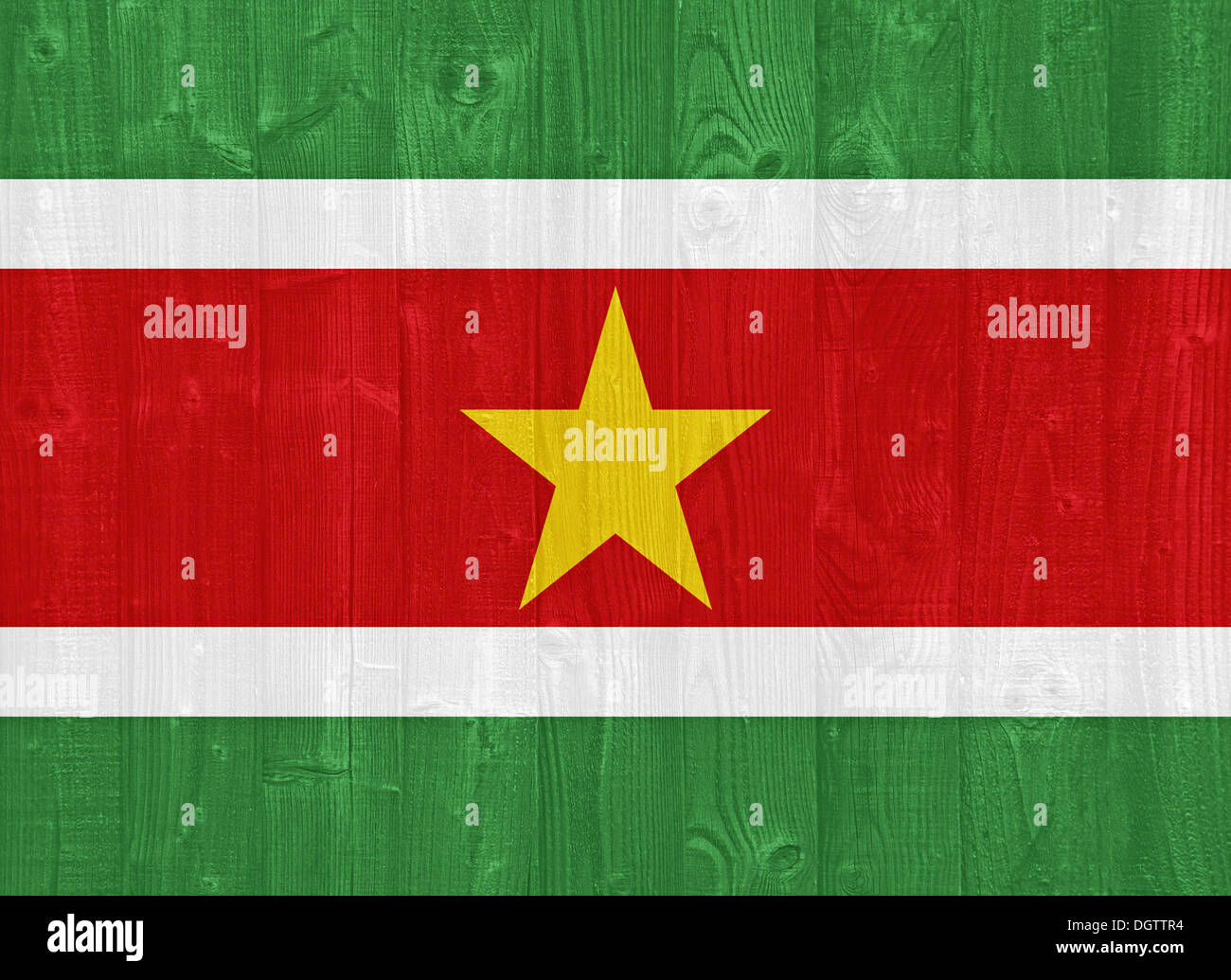 Superbe drapeau Suriname peinte sur une planche en bois texture Banque D'Images