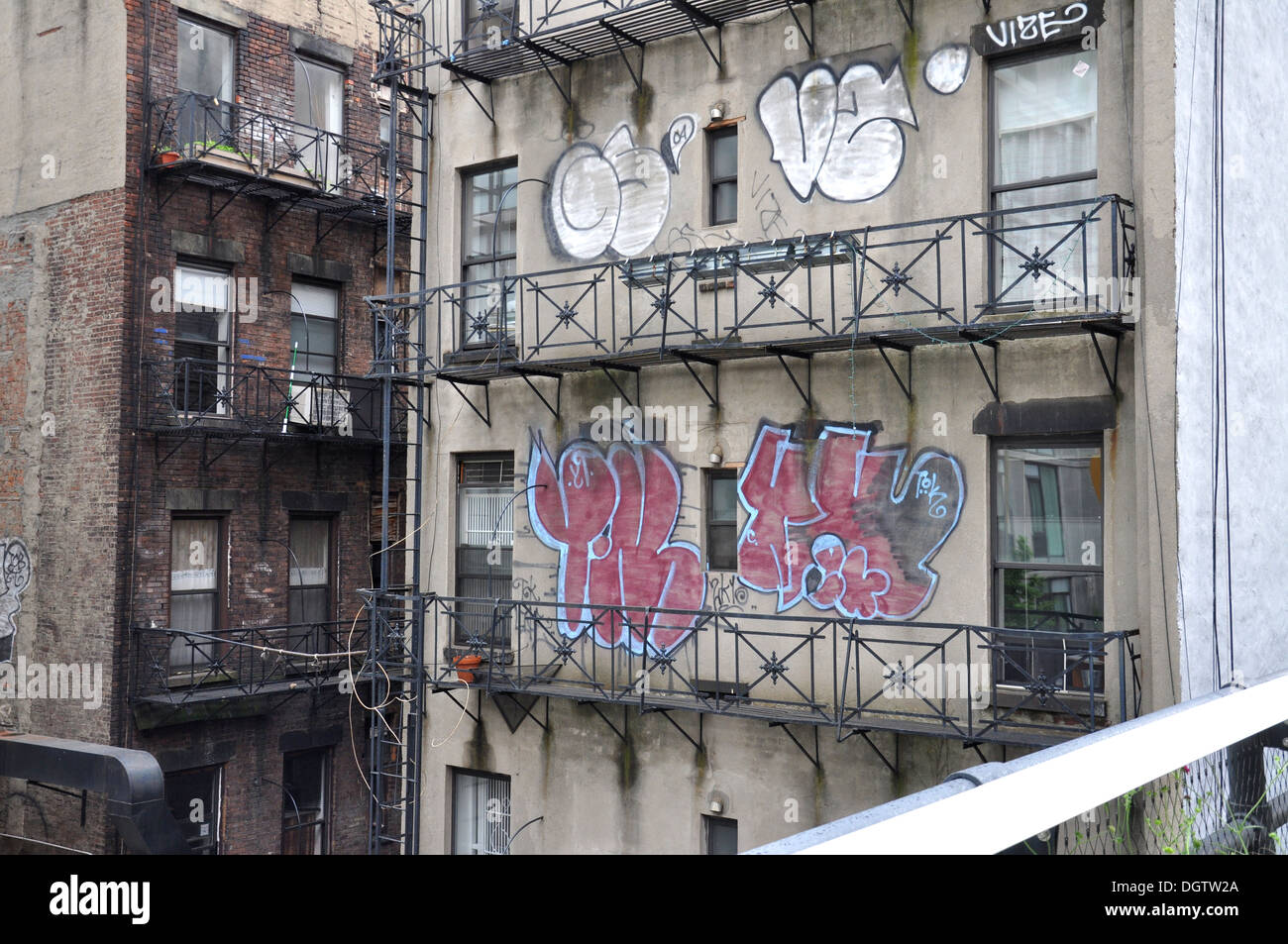 Manhattan, graffiti sur bloc d'appartement. New York Banque D'Images