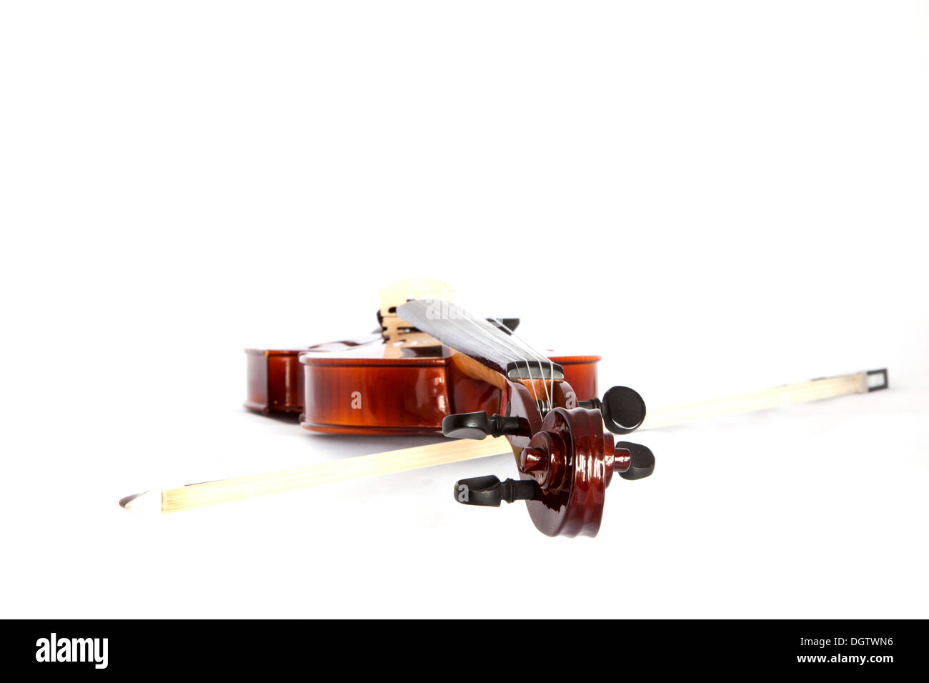 Violon isolé sur fond blanc Banque D'Images