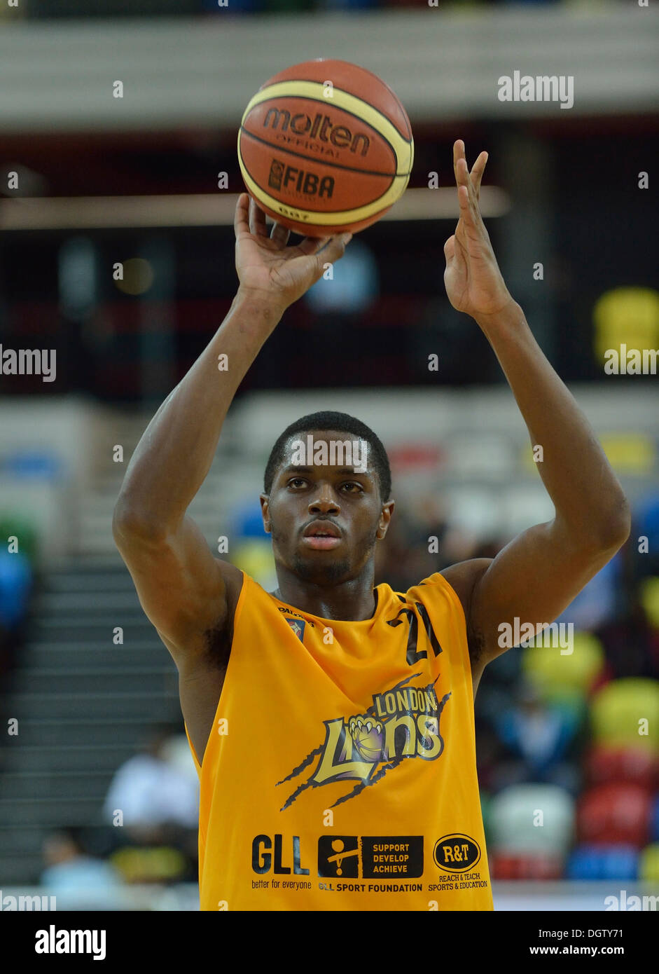 Londres, Royaume-Uni. 25 octobre, 2013. Matthieu Lions [21] Bryan-Amaning pousses durant la BBL Championship match entre Londres et le Plymouth Raiders à la boîte de cuivre Arena, London. Les Lions a gagné le match 100-92. © Stephen Bartholomew/Alamy Live News Banque D'Images