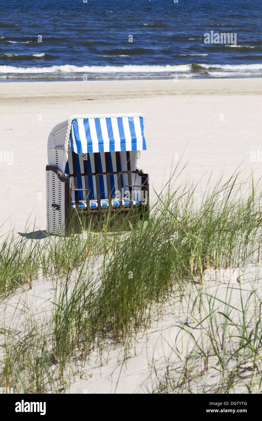 Chaise de plage de dunes et de la mer Baltique Banque D'Images