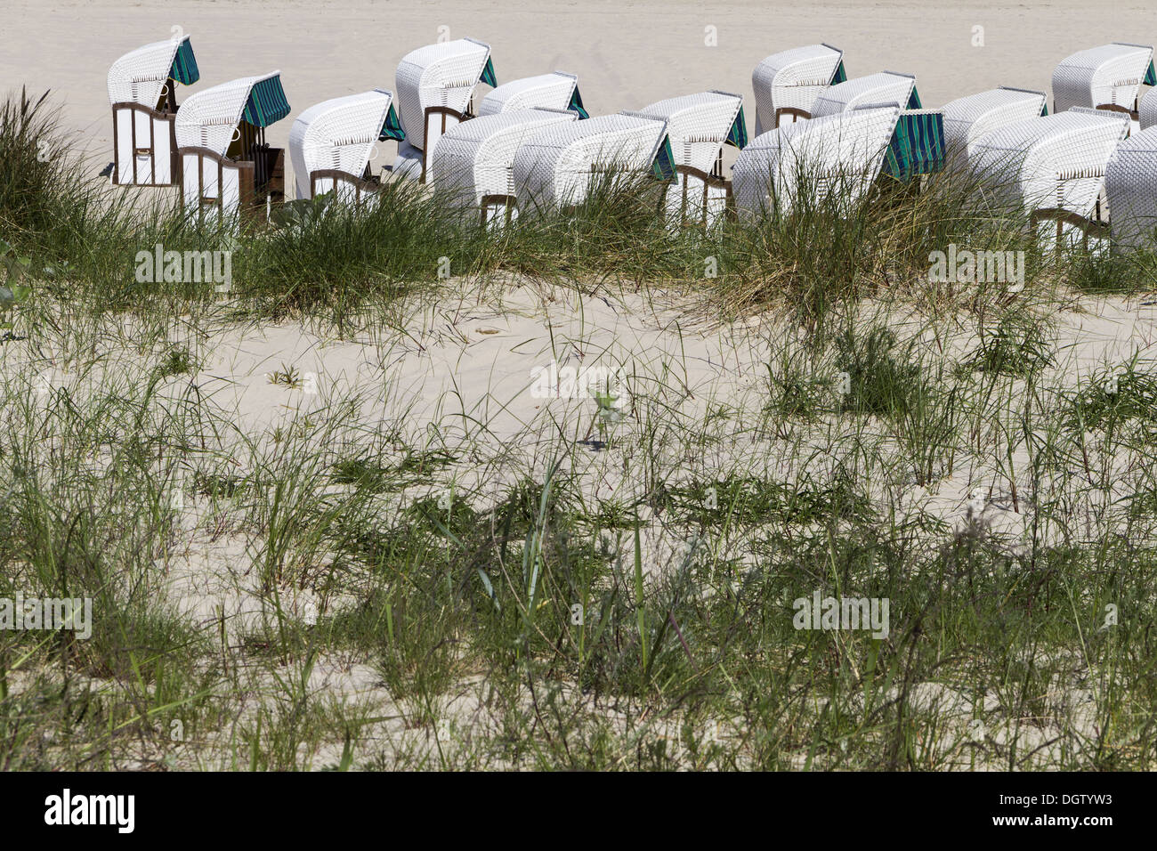 Chaises de plage de dunes derrière Banque D'Images