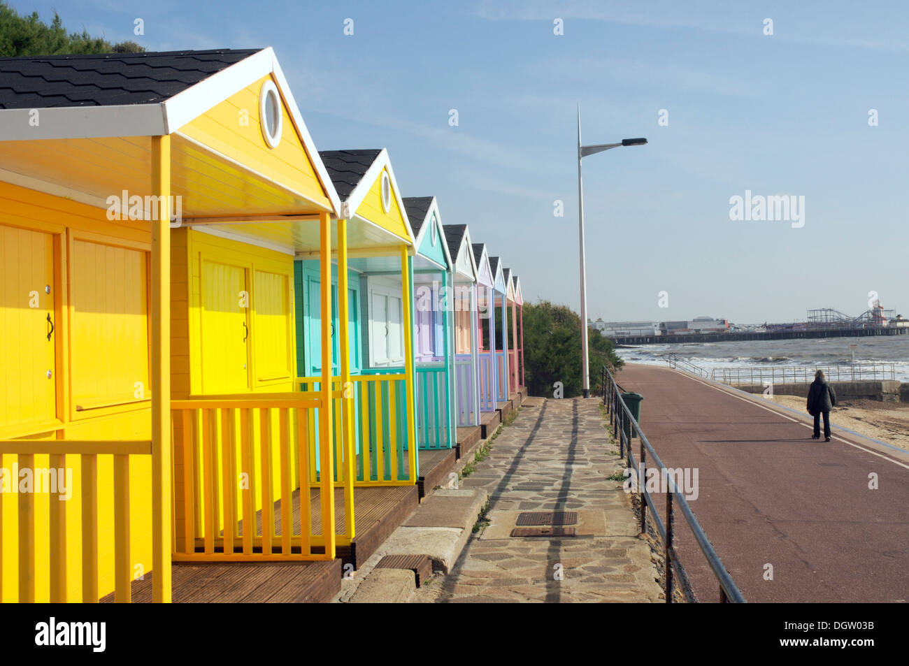 Cabines de plage de couleur à Clacton-on-Sea dans l'Essex Banque D'Images