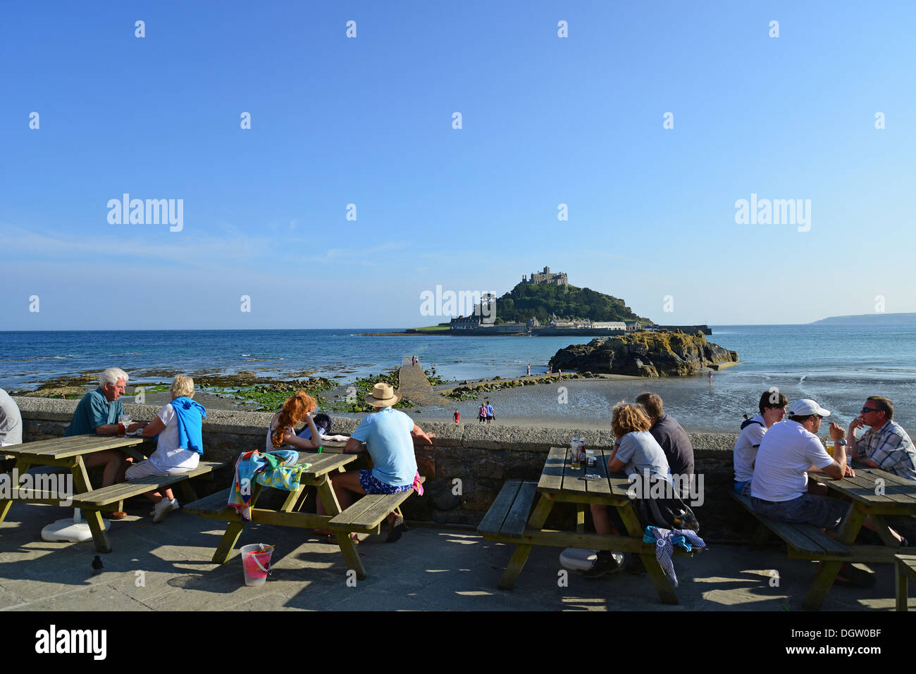 Vue sur St Michael's Mount à partir de la terrasse, Marazion, Mount's Bay, Cornwall, Angleterre, Royaume-Uni Banque D'Images