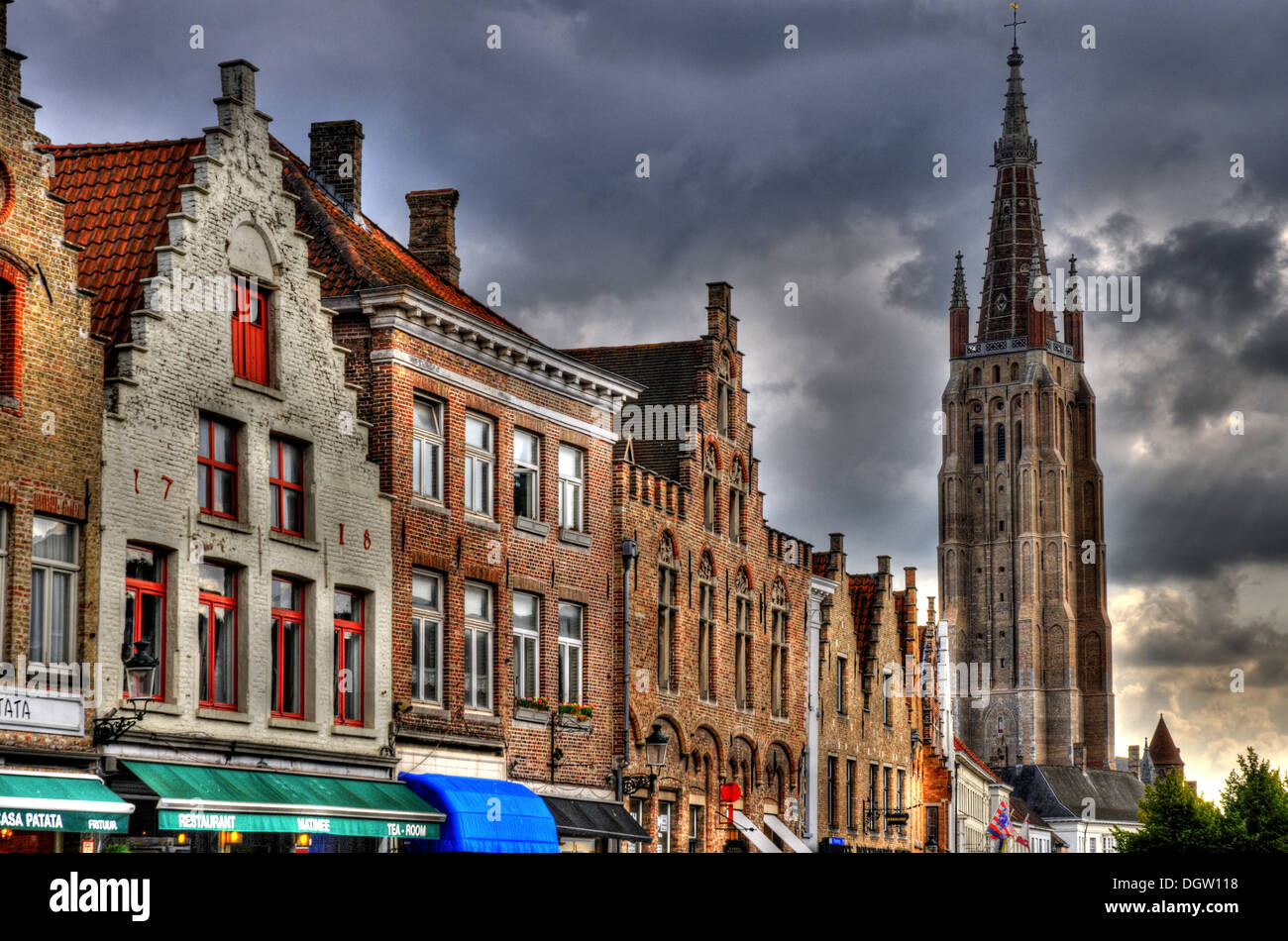 Église Notre Dame et les bâtiments à Bruges, Belgique, image traitée en HDR Banque D'Images