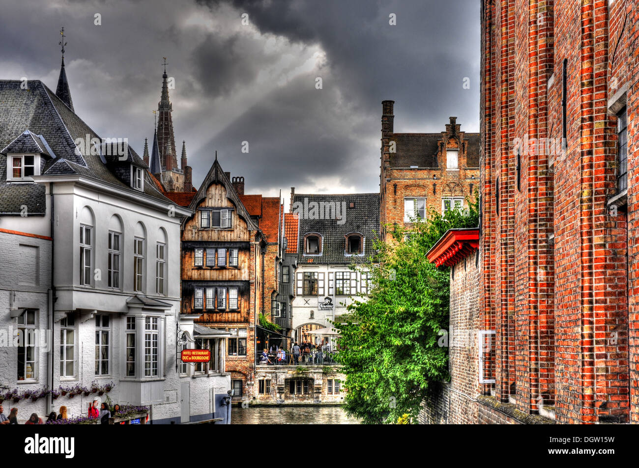 Les canaux et les bâtiments de Bruges, Belgique, image traitée en HDR Banque D'Images
