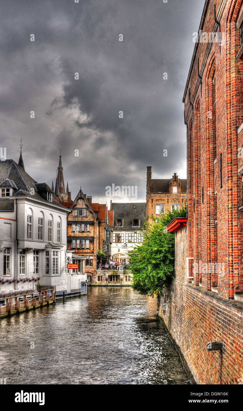 Les canaux et les bâtiments de Bruges, Belgique, image traitée en HDR Banque D'Images