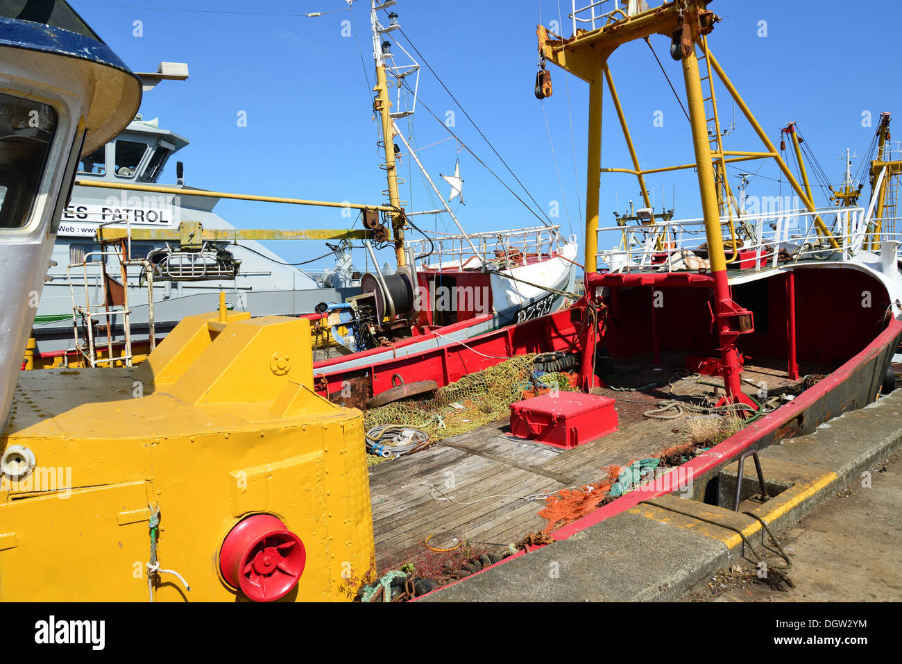 Bateaux de pêche dans le port de Newlyn, Newlyn, Cornwall, Angleterre, Royaume-Uni Banque D'Images