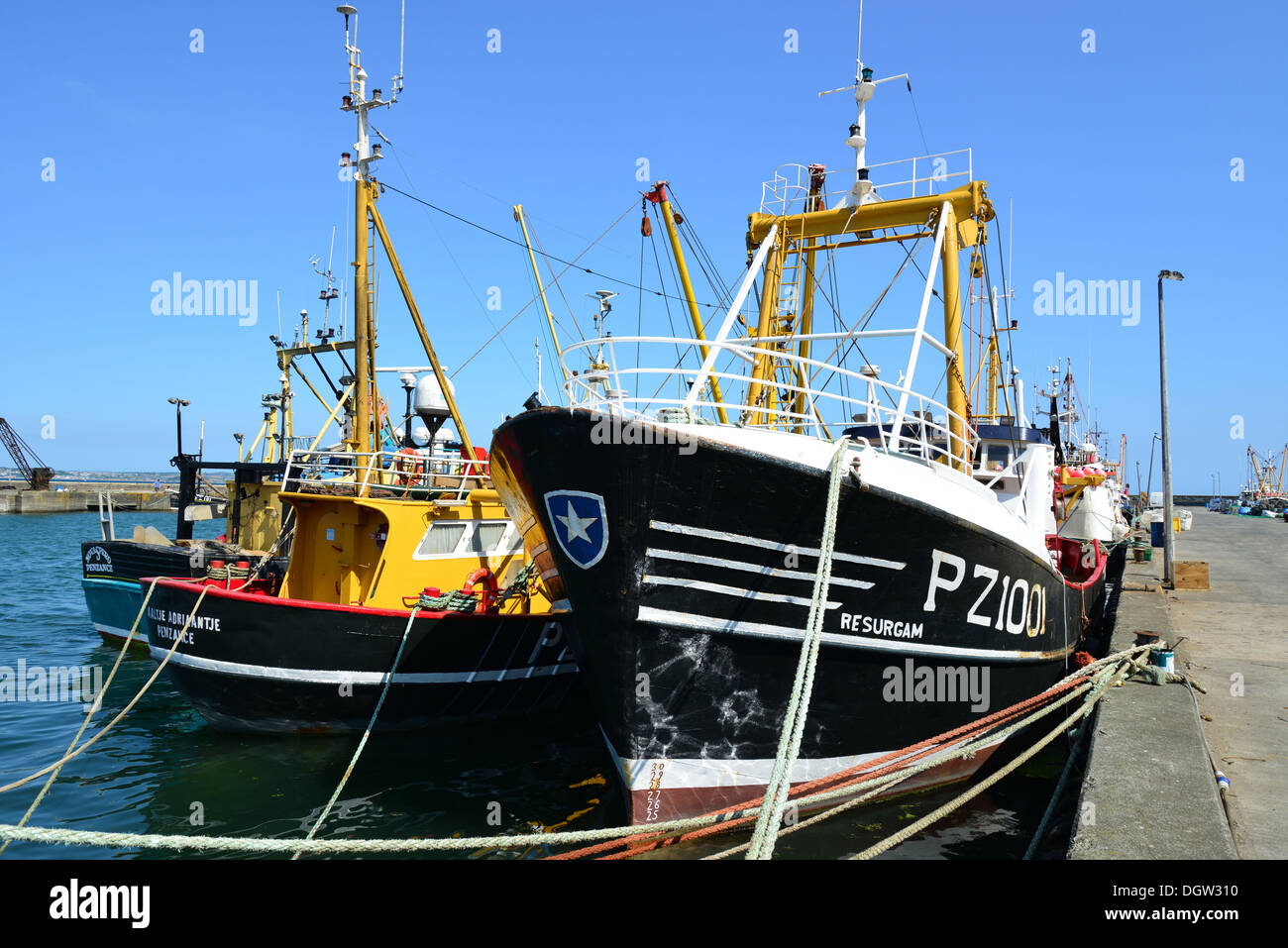 Bateaux de pêche dans le port de Newlyn, Newlyn, Cornwall, Angleterre, Royaume-Uni Banque D'Images