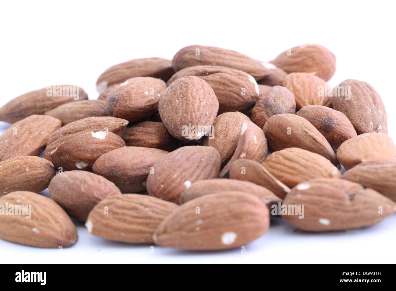 Amandes sur fond blanc, close-up Banque D'Images