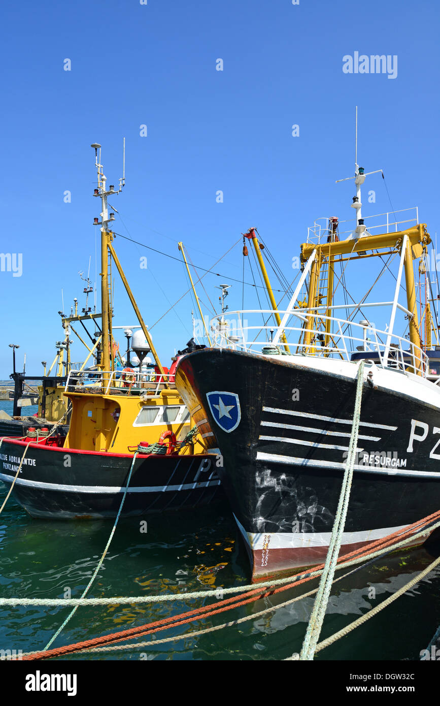 Bateaux de pêche dans le port de Newlyn, Newlyn, Cornwall, Angleterre, Royaume-Uni Banque D'Images
