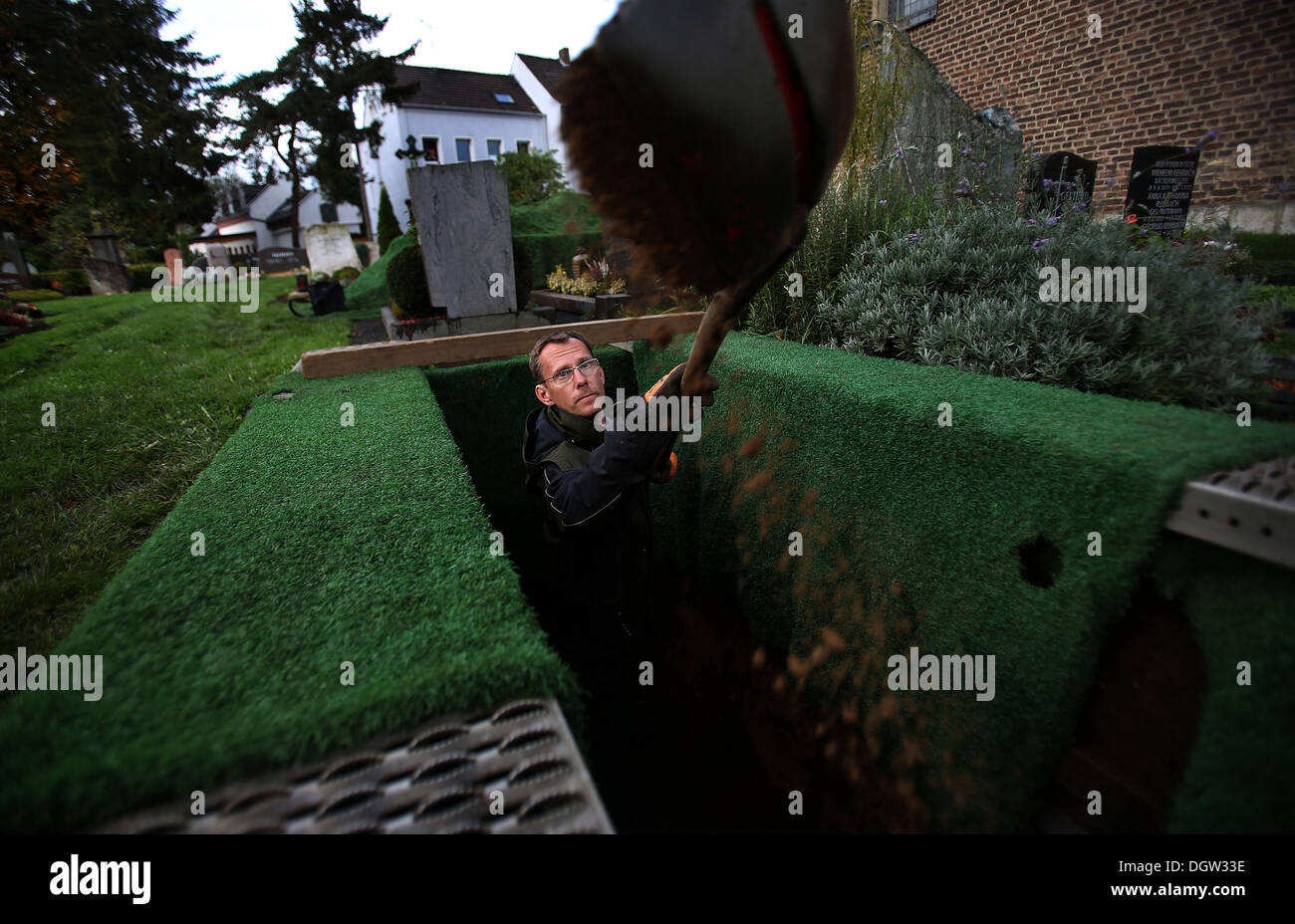 Cologne, Allemagne. 23 Oct, 2013. Le Fossoyeur Michael Roth creuse une tombe à Cologne, Allemagne, 23 octobre 2013. Photo : Oliver Berg/dpa/Alamy Live News Banque D'Images