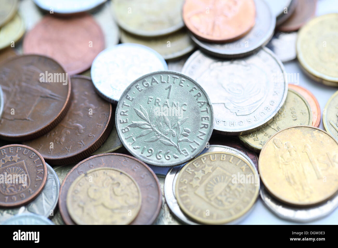 Pièce de 1 franc au milieu d'anciennes pièces Banque D'Images