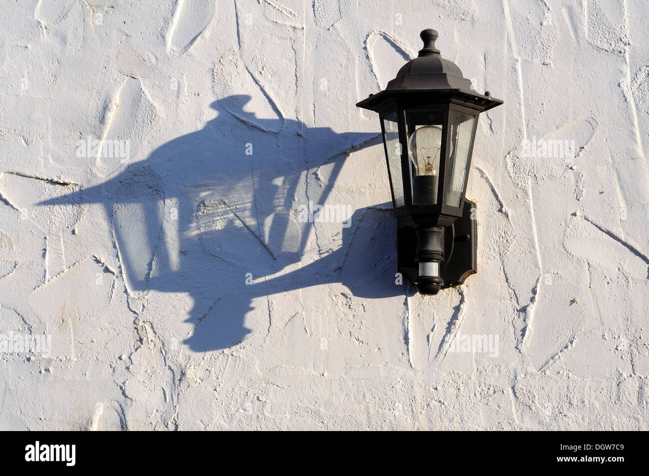 Mur de fer forgé avec lumière ombre sur un mur blanchi à la chaux, costa del sol, la province de Malaga, Andalousie, Espagne, Europe de l'ouest. Banque D'Images