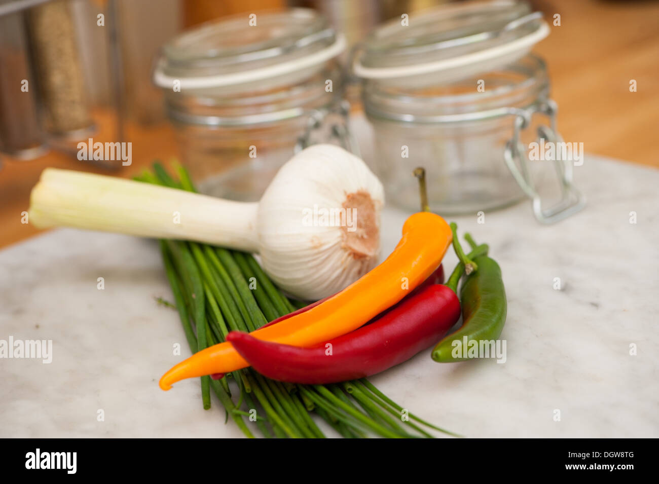 Herbes de cuisine sur une plaque Banque D'Images