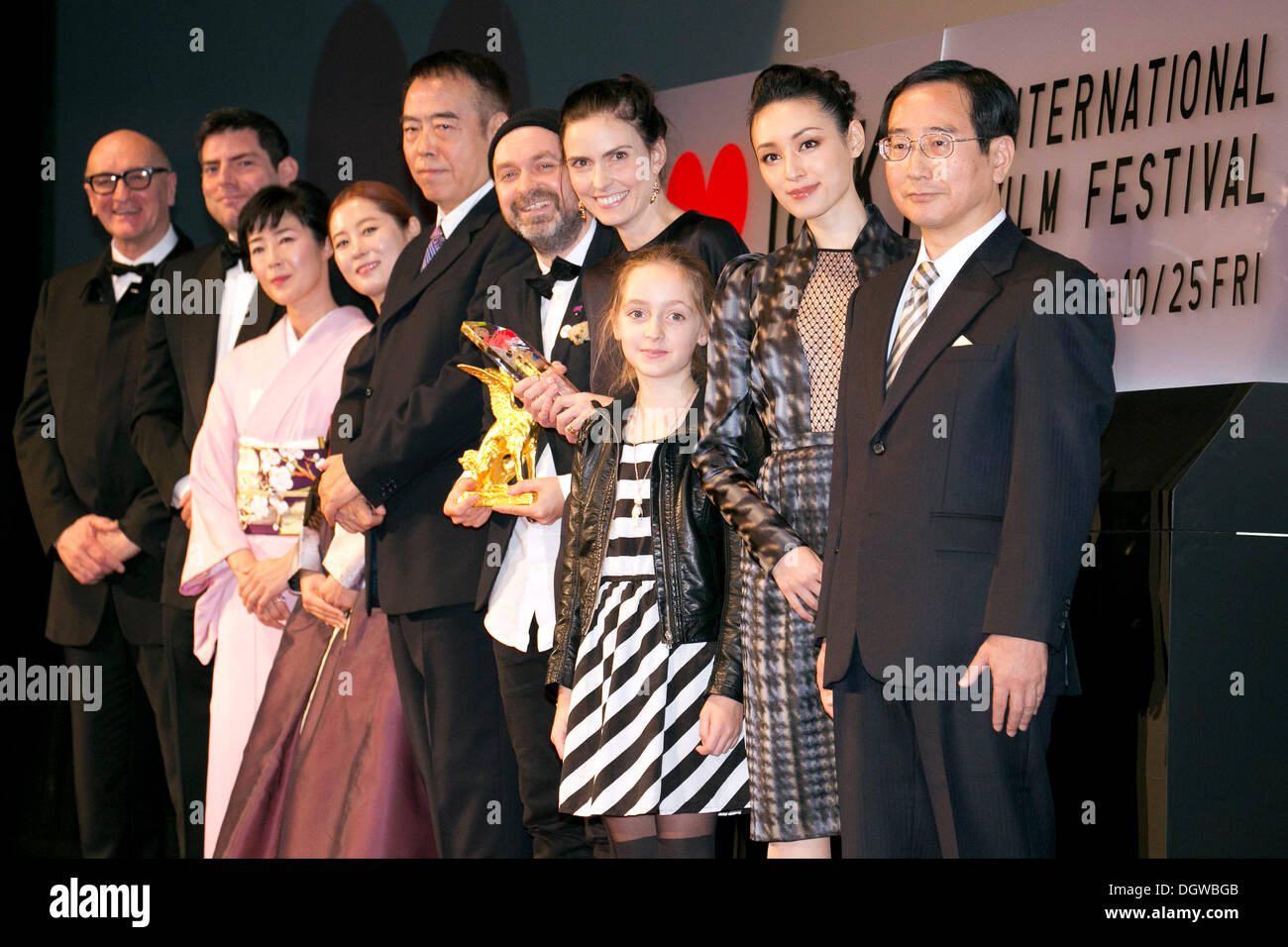 Tokyo, Japon. 25 octobre, 2013. Le Directeur du film "Nous sommes les meilleurs" Lukas Moodysson reçoit le Tokyo Sakura Grand Prix et le Gouverneur de Tokyo prix lors de la cérémonie de clôture du 26e Festival International du Film de Tokyo à Roppongi Hills, Tokyo, Japon, le 25 octobre 2013. © Aflo Co.,Ltd/Alamy Live News Banque D'Images